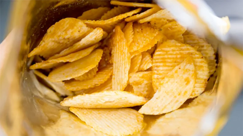 Pizza-Burger eaters be Alert, these foods are deadly risky for you 5 Packed Chips