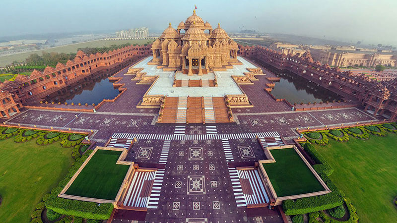 Places to make a tour in Delhi 9 tourist places in Delhi(Akshardham Mandir)
