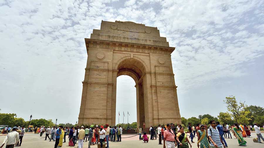 Places to make a tour in Delhi 4 tourist places in Delhi(India Gate)