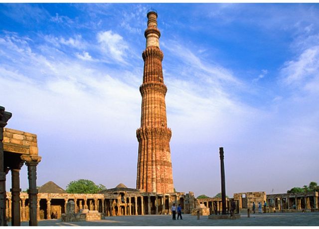 Places to make a tour in Delhi 3 tourist places in Delhi(Qutub Minar)
