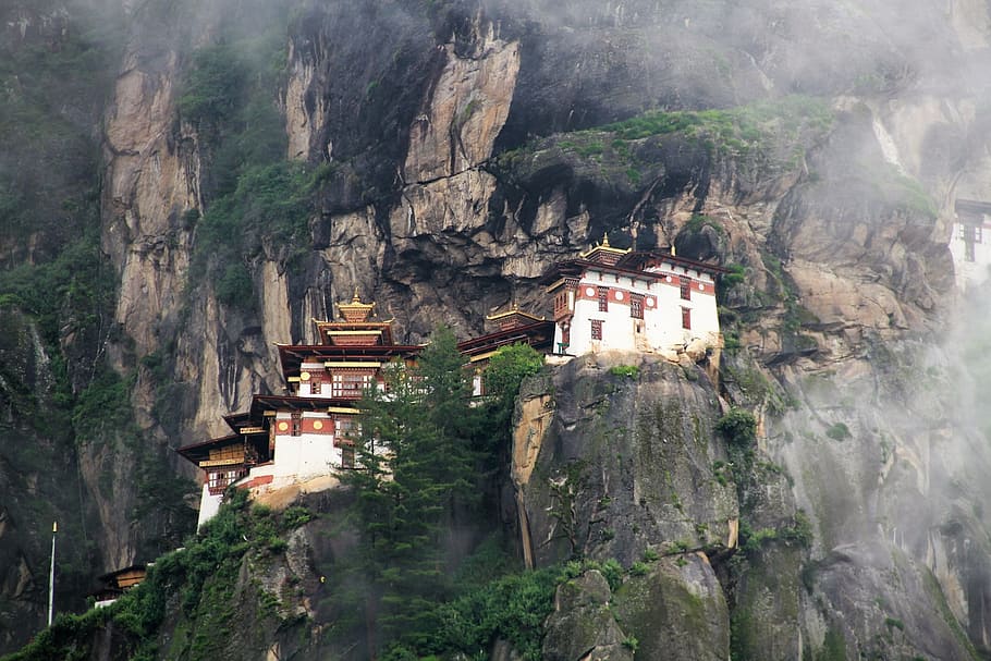 The most important Buddhist locations to visit in Asia for religious tourism 11 Tiger's nest monastery
