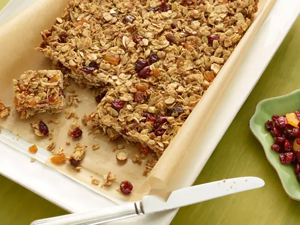 Homemade Granola Bars as healthy snacks for kids 