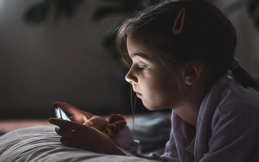 Virtual Autism in Children Linked to Excessive Screen Time? Learn the Signs and How to Help 3 Virtual Autism in Children Linked to Excessive Screen Time? Learn the Signs and How to Help - The Monk
