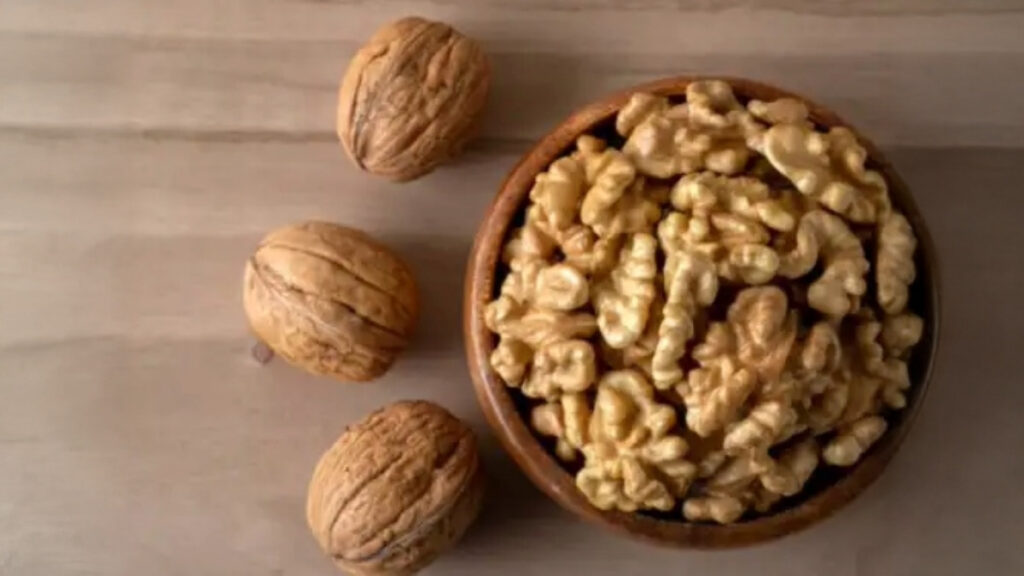 5 Dry Nuts to Eat Daily That Help with Common Health Issues 5 Dry fruits for daily health
