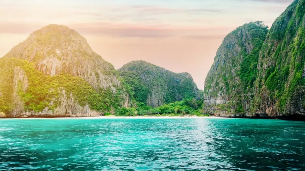 Discovering Phi Phi Island: A Deep Dive into Thailand’s Tropical Paradise 7 Phi Phi Island Thailand