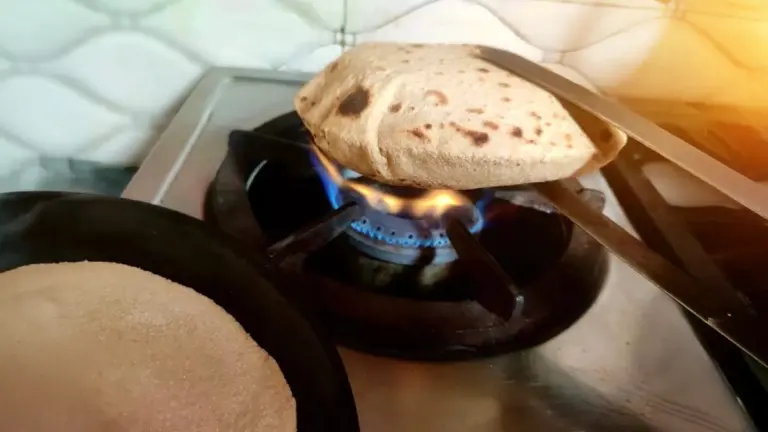 This Mistake in Cooking Roti Can Cause Cancer – Change This Habit Immediately